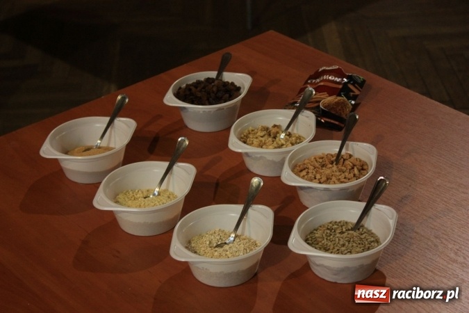 Zdjęcie w galerii na portalu naszraciborz.pl: Szyszki i jabłka niespodzianki, czyli jak to w krzanowickim MOK-u spędzają ferie na słodko wiadomości z regionu