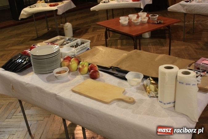 Zdjęcie w galerii na portalu naszraciborz.pl: Szyszki i jabłka niespodzianki, czyli jak to w krzanowickim MOK-u spędzają ferie na słodko wiadomości z regionu