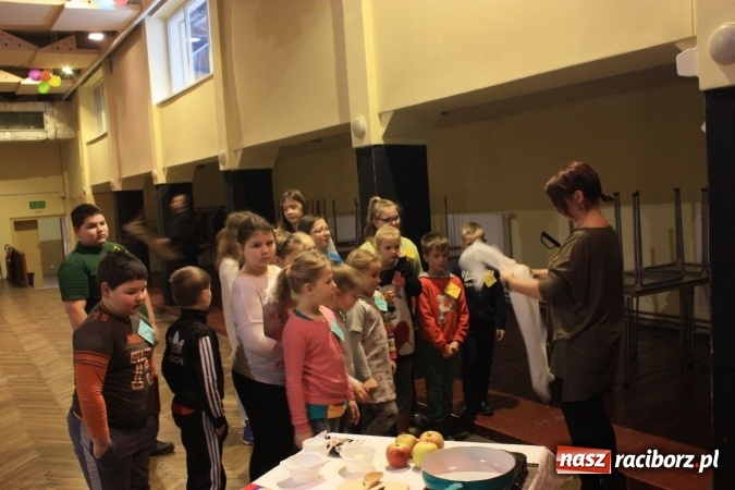 Zdjęcie w galerii na portalu naszraciborz.pl: Szyszki i jabłka niespodzianki, czyli jak to w krzanowickim MOK-u spędzają ferie na słodko wiadomości z regionu