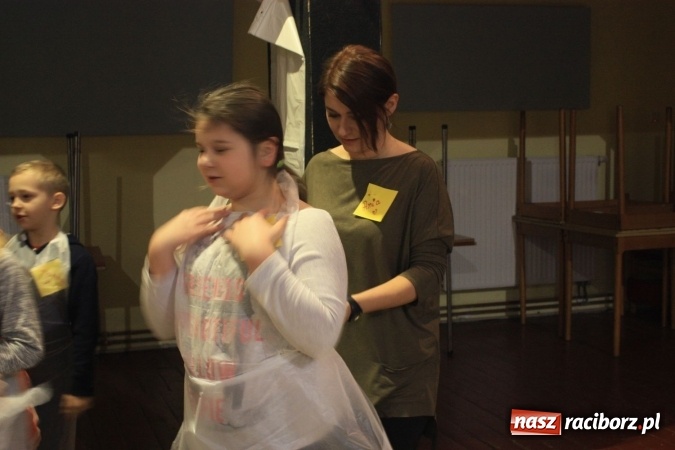 Zdjęcie w galerii na portalu naszraciborz.pl: Szyszki i jabłka niespodzianki, czyli jak to w krzanowickim MOK-u spędzają ferie na słodko wiadomości z regionu