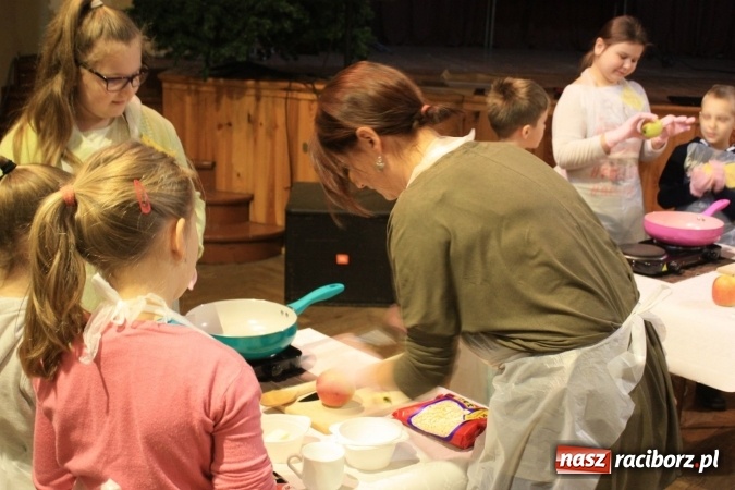 Zdjęcie w galerii na portalu naszraciborz.pl: Szyszki i jabłka niespodzianki, czyli jak to w krzanowickim MOK-u spędzają ferie na słodko wiadomości z regionu