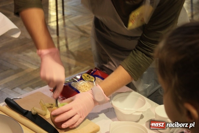 Zdjęcie w galerii na portalu naszraciborz.pl: Szyszki i jabłka niespodzianki, czyli jak to w krzanowickim MOK-u spędzają ferie na słodko wiadomości z regionu