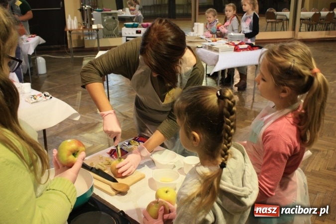 Zdjęcie w galerii na portalu naszraciborz.pl: Szyszki i jabłka niespodzianki, czyli jak to w krzanowickim MOK-u spędzają ferie na słodko wiadomości z regionu