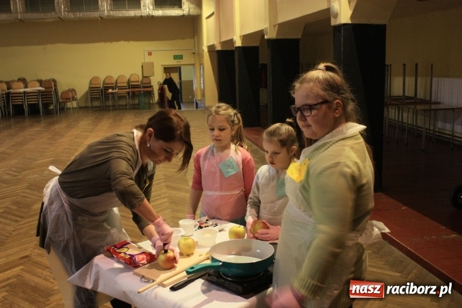 Zdjęcie w galerii na portalu naszraciborz.pl: Szyszki i jabłka niespodzianki, czyli jak to w krzanowickim MOK-u spędzają ferie na słodko wiadomości z regionu