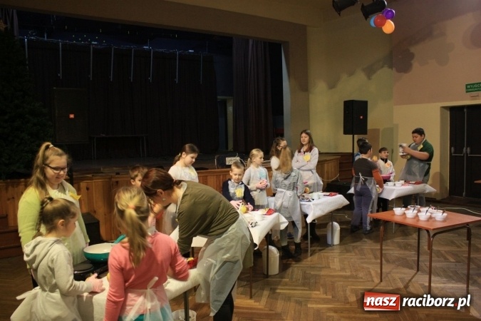 Zdjęcie w galerii na portalu naszraciborz.pl: Szyszki i jabłka niespodzianki, czyli jak to w krzanowickim MOK-u spędzają ferie na słodko wiadomości z regionu