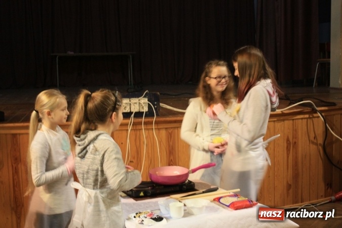 Zdjęcie w galerii na portalu naszraciborz.pl: Szyszki i jabłka niespodzianki, czyli jak to w krzanowickim MOK-u spędzają ferie na słodko wiadomości z regionu