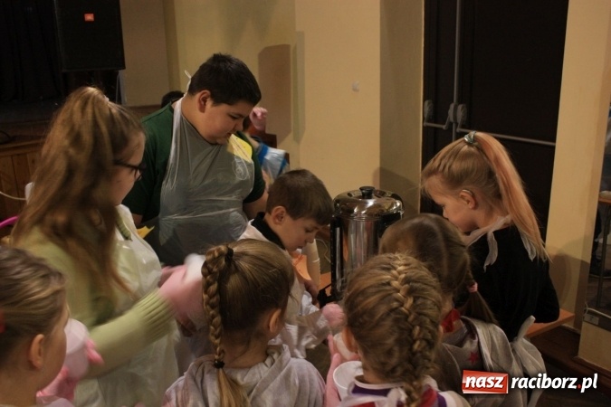 Zdjęcie w galerii na portalu naszraciborz.pl: Szyszki i jabłka niespodzianki, czyli jak to w krzanowickim MOK-u spędzają ferie na słodko wiadomości z regionu