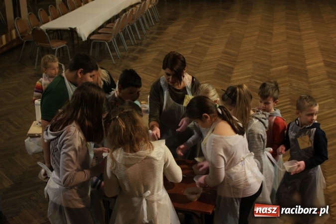 Zdjęcie w galerii na portalu naszraciborz.pl: Szyszki i jabłka niespodzianki, czyli jak to w krzanowickim MOK-u spędzają ferie na słodko wiadomości z regionu