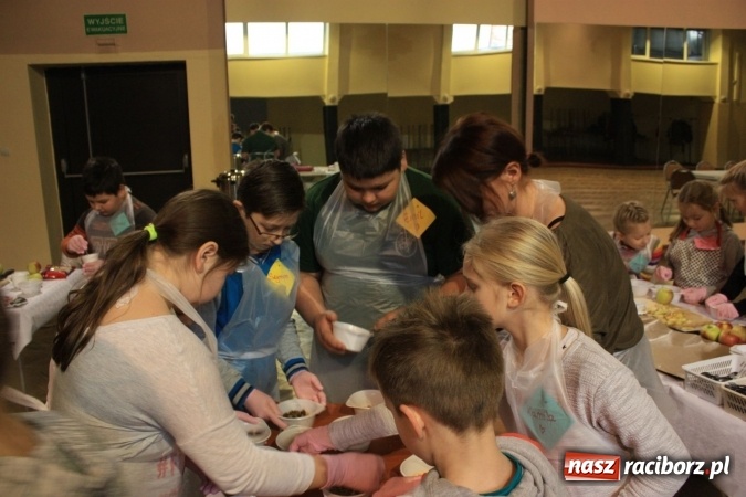 Zdjęcie w galerii na portalu naszraciborz.pl: Szyszki i jabłka niespodzianki, czyli jak to w krzanowickim MOK-u spędzają ferie na słodko wiadomości z regionu