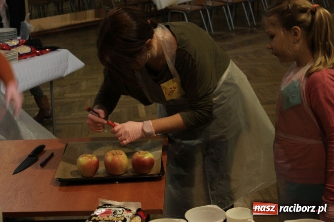 Zdjęcie w galerii na portalu naszraciborz.pl: Szyszki i jabłka niespodzianki, czyli jak to w krzanowickim MOK-u spędzają ferie na słodko wiadomości z regionu