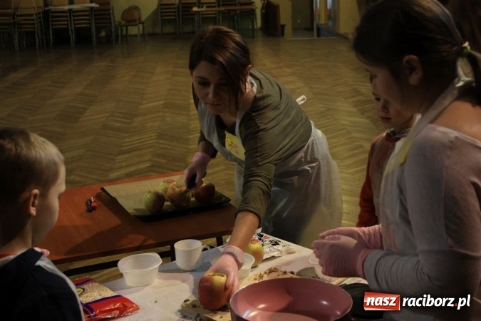 Zdjęcie w galerii na portalu naszraciborz.pl: Szyszki i jabłka niespodzianki, czyli jak to w krzanowickim MOK-u spędzają ferie na słodko wiadomości z regionu