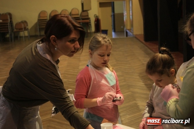 Zdjęcie w galerii na portalu naszraciborz.pl: Szyszki i jabłka niespodzianki, czyli jak to w krzanowickim MOK-u spędzają ferie na słodko wiadomości z regionu