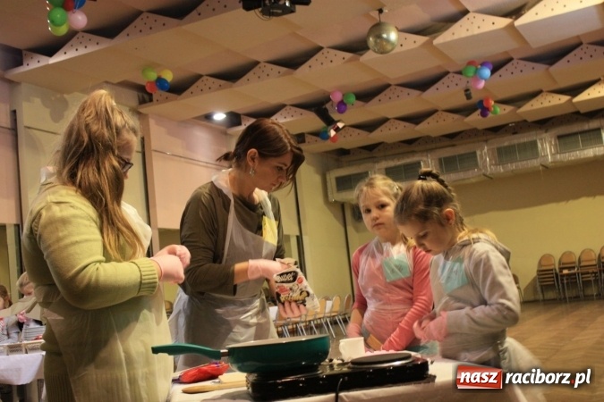 Zdjęcie w galerii na portalu naszraciborz.pl: Szyszki i jabłka niespodzianki, czyli jak to w krzanowickim MOK-u spędzają ferie na słodko wiadomości z regionu