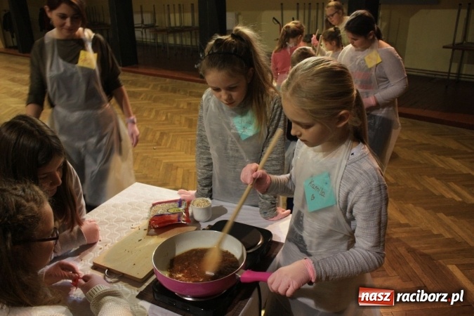 Zdjęcie w galerii na portalu naszraciborz.pl: Szyszki i jabłka niespodzianki, czyli jak to w krzanowickim MOK-u spędzają ferie na słodko wiadomości z regionu