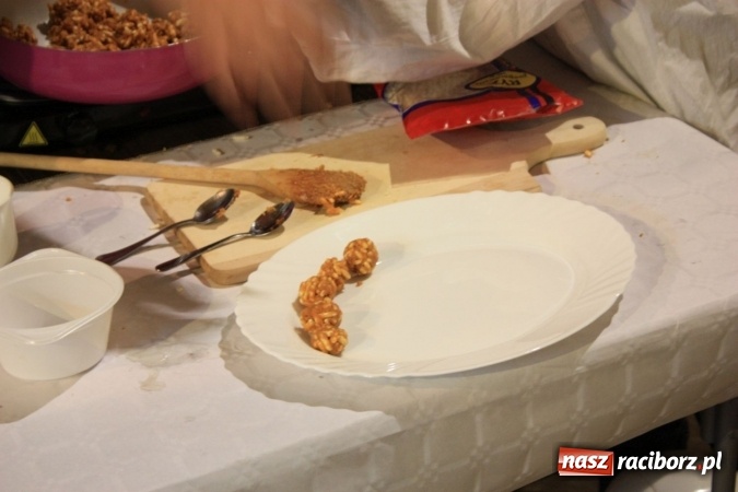 Zdjęcie w galerii na portalu naszraciborz.pl: Szyszki i jabłka niespodzianki, czyli jak to w krzanowickim MOK-u spędzają ferie na słodko wiadomości z regionu