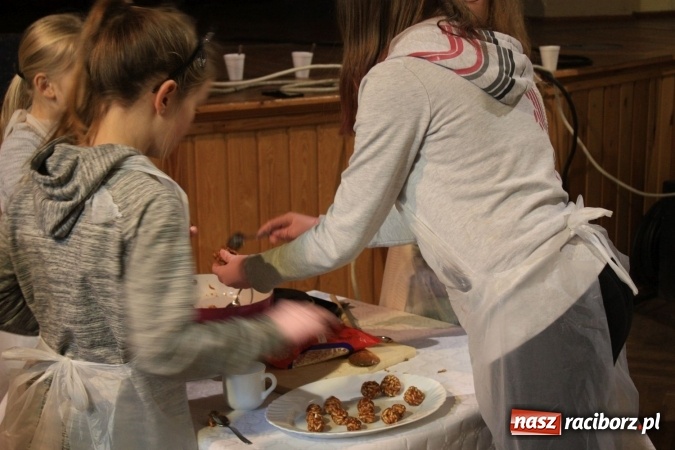 Zdjęcie w galerii na portalu naszraciborz.pl: Szyszki i jabłka niespodzianki, czyli jak to w krzanowickim MOK-u spędzają ferie na słodko wiadomości z regionu