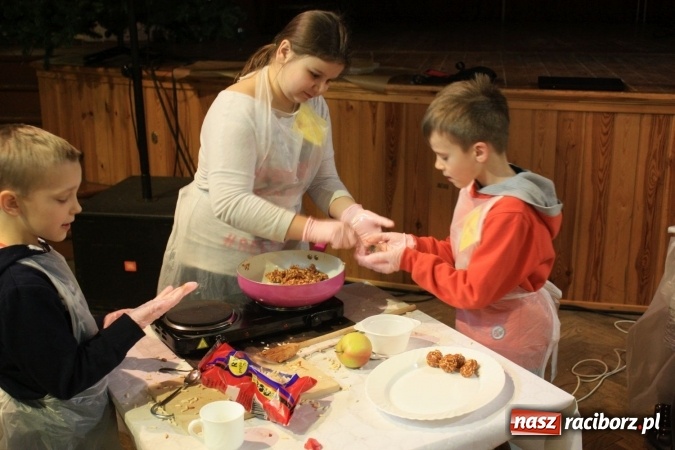 Zdjęcie w galerii na portalu naszraciborz.pl: Szyszki i jabłka niespodzianki, czyli jak to w krzanowickim MOK-u spędzają ferie na słodko wiadomości z regionu