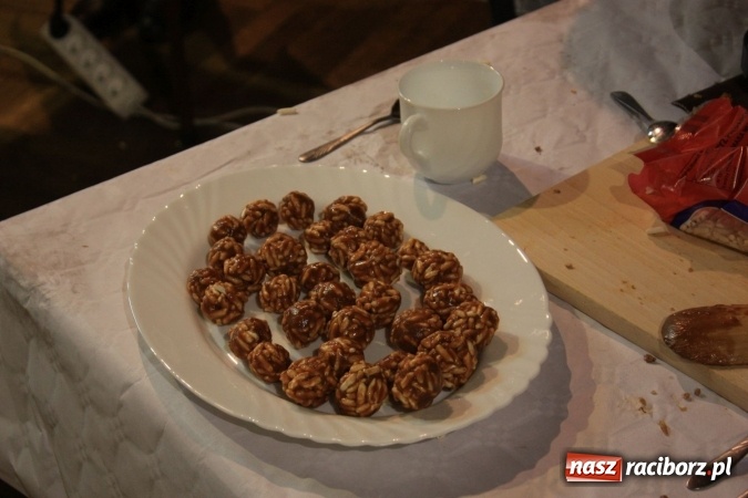 Zdjęcie w galerii na portalu naszraciborz.pl: Szyszki i jabłka niespodzianki, czyli jak to w krzanowickim MOK-u spędzają ferie na słodko wiadomości z regionu