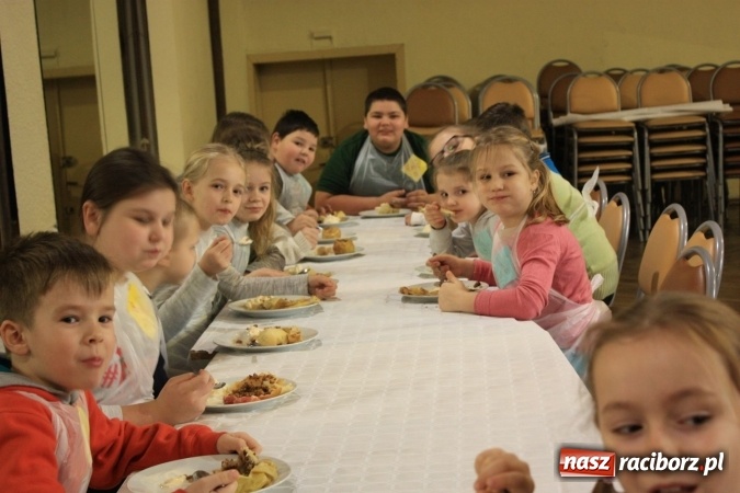 Zdjęcie w galerii na portalu naszraciborz.pl: Szyszki i jabłka niespodzianki, czyli jak to w krzanowickim MOK-u spędzają ferie na słodko wiadomości z regionu