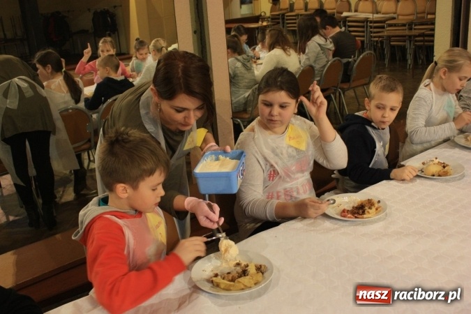 Zdjęcie w galerii na portalu naszraciborz.pl: Szyszki i jabłka niespodzianki, czyli jak to w krzanowickim MOK-u spędzają ferie na słodko wiadomości z regionu