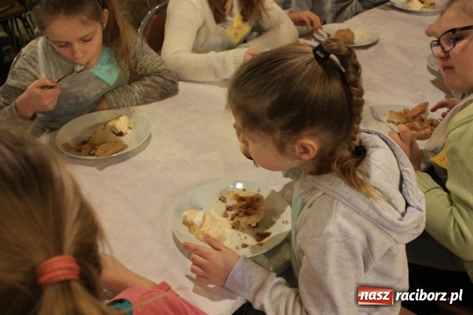 Zdjęcie w galerii na portalu naszraciborz.pl: Szyszki i jabłka niespodzianki, czyli jak to w krzanowickim MOK-u spędzają ferie na słodko wiadomości z regionu