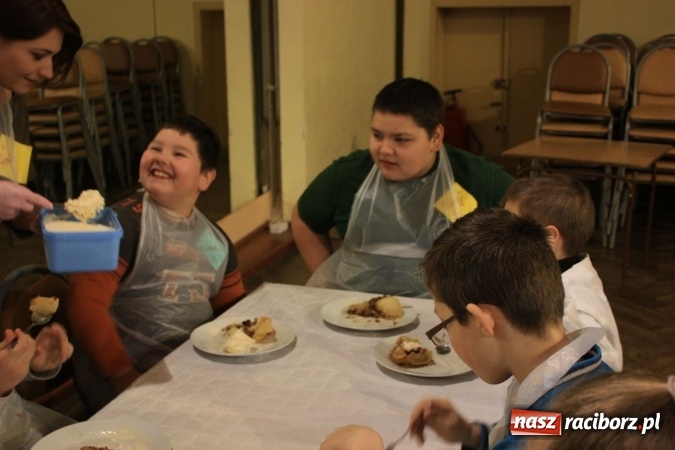 Zdjęcie w galerii na portalu naszraciborz.pl: Szyszki i jabłka niespodzianki, czyli jak to w krzanowickim MOK-u spędzają ferie na słodko wiadomości z regionu