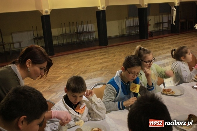 Zdjęcie w galerii na portalu naszraciborz.pl: Szyszki i jabłka niespodzianki, czyli jak to w krzanowickim MOK-u spędzają ferie na słodko wiadomości z regionu