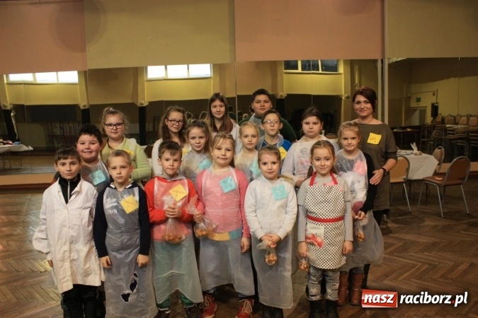 Zdjęcie w galerii na portalu naszraciborz.pl: Szyszki i jabłka niespodzianki, czyli jak to w krzanowickim MOK-u spędzają ferie na słodko wiadomości z regionu