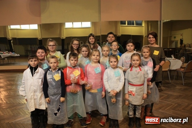 Zdjęcie w galerii na portalu naszraciborz.pl: Szyszki i jabłka niespodzianki, czyli jak to w krzanowickim MOK-u spędzają ferie na słodko wiadomości z regionu