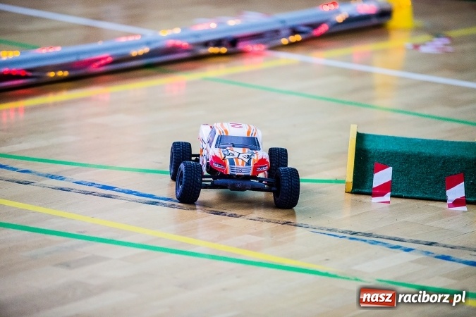Zdjęcie w galerii na portalu naszraciborz.pl: Mistrzostwa Raciborza Aut Zdalnie Sterowanych w Arenie Rafako wiadomości z regionu