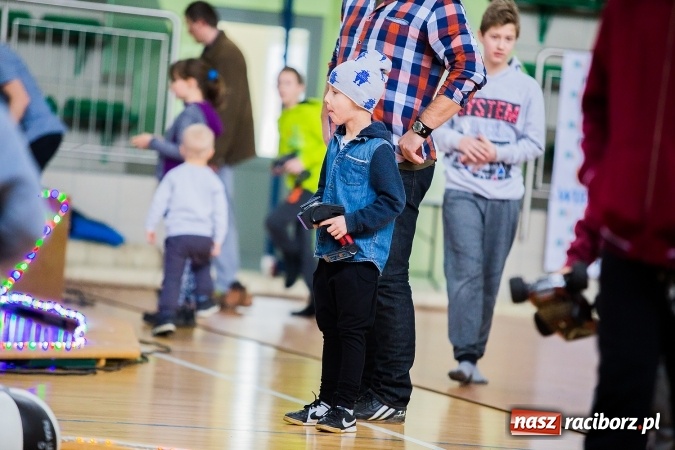 Zdjęcie w galerii na portalu naszraciborz.pl: Mistrzostwa Raciborza Aut Zdalnie Sterowanych w Arenie Rafako wiadomości z regionu