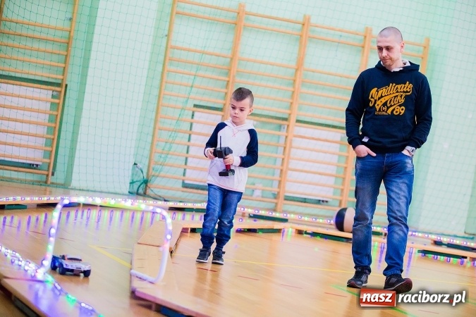 Zdjęcie w galerii na portalu naszraciborz.pl: Mistrzostwa Raciborza Aut Zdalnie Sterowanych w Arenie Rafako wiadomości z regionu