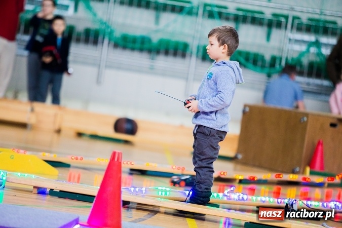 Zdjęcie w galerii na portalu naszraciborz.pl: Mistrzostwa Raciborza Aut Zdalnie Sterowanych w Arenie Rafako wiadomości z regionu