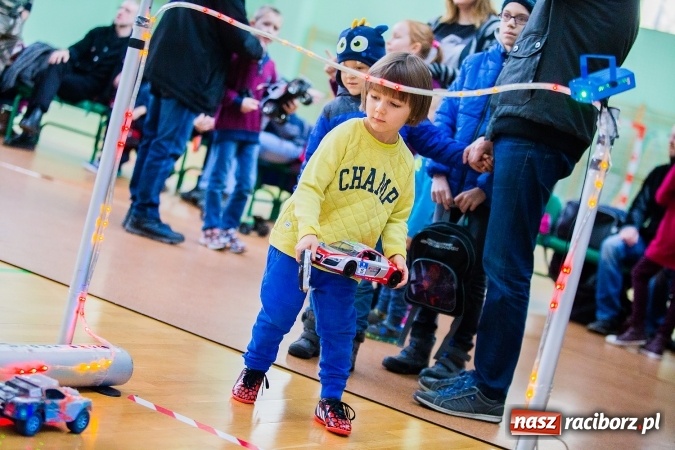 Zdjęcie w galerii na portalu naszraciborz.pl: Mistrzostwa Raciborza Aut Zdalnie Sterowanych w Arenie Rafako wiadomości z regionu