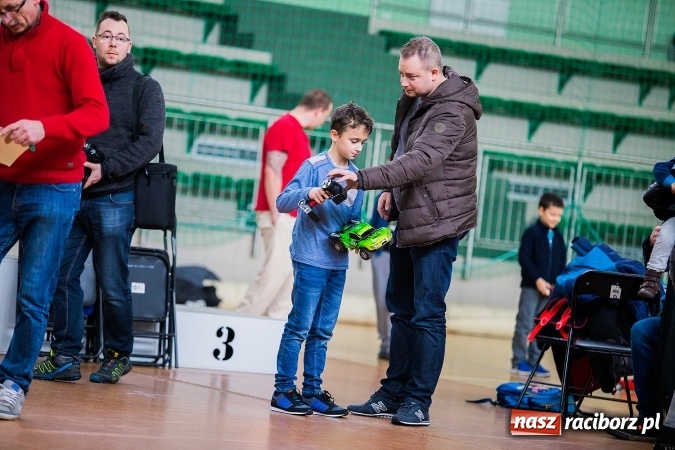 Zdjęcie w galerii na portalu naszraciborz.pl: Mistrzostwa Raciborza Aut Zdalnie Sterowanych w Arenie Rafako wiadomości z regionu