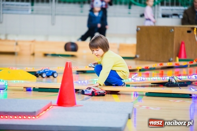 Zdjęcie w galerii na portalu naszraciborz.pl: Mistrzostwa Raciborza Aut Zdalnie Sterowanych w Arenie Rafako wiadomości z regionu
