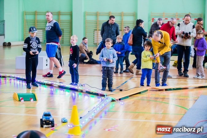 Zdjęcie w galerii na portalu naszraciborz.pl: Mistrzostwa Raciborza Aut Zdalnie Sterowanych w Arenie Rafako wiadomości z regionu