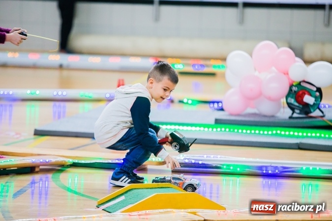 Zdjęcie w galerii na portalu naszraciborz.pl: Mistrzostwa Raciborza Aut Zdalnie Sterowanych w Arenie Rafako wiadomości z regionu
