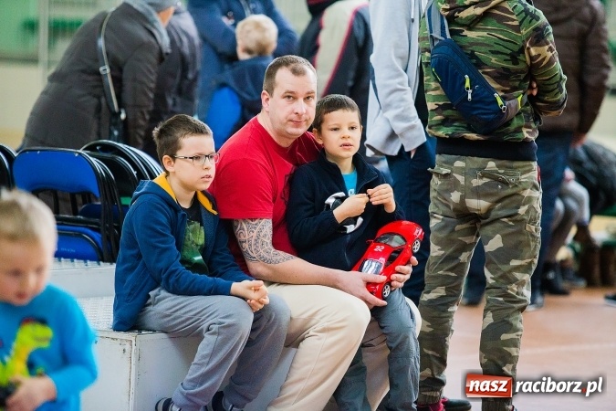 Zdjęcie w galerii na portalu naszraciborz.pl: Mistrzostwa Raciborza Aut Zdalnie Sterowanych w Arenie Rafako wiadomości z regionu