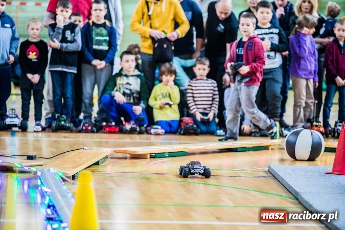 Zdjęcie w galerii na portalu naszraciborz.pl: Mistrzostwa Raciborza Aut Zdalnie Sterowanych w Arenie Rafako wiadomości z regionu