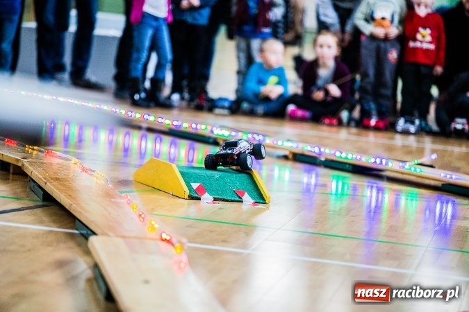 Zdjęcie w galerii na portalu naszraciborz.pl: Mistrzostwa Raciborza Aut Zdalnie Sterowanych w Arenie Rafako wiadomości z regionu