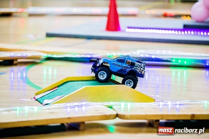 Zdjęcie w galerii na portalu naszraciborz.pl: Mistrzostwa Raciborza Aut Zdalnie Sterowanych w Arenie Rafako wiadomości z regionu