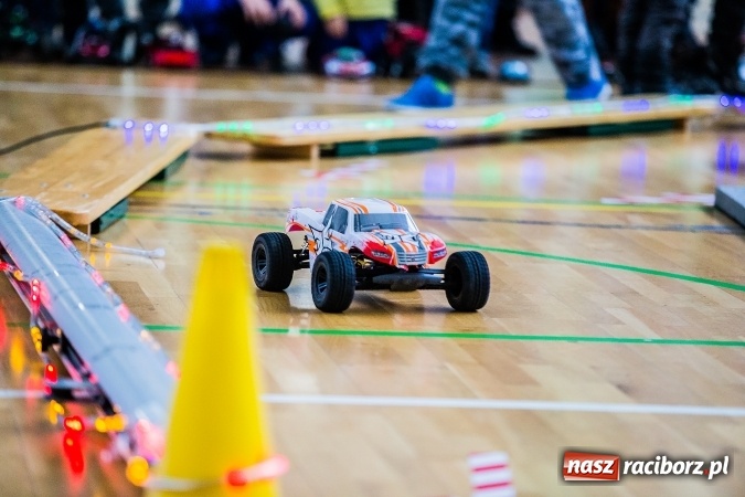 Zdjęcie w galerii na portalu naszraciborz.pl: Mistrzostwa Raciborza Aut Zdalnie Sterowanych w Arenie Rafako wiadomości z regionu