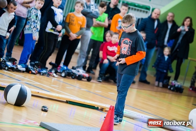 Zdjęcie w galerii na portalu naszraciborz.pl: Mistrzostwa Raciborza Aut Zdalnie Sterowanych w Arenie Rafako wiadomości z regionu