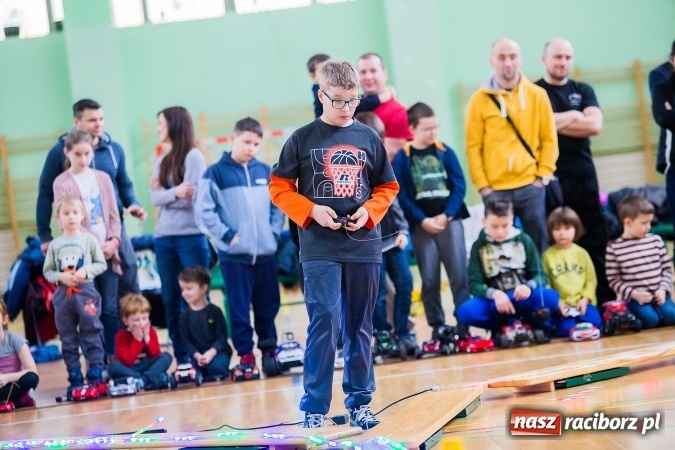 Zdjęcie w galerii na portalu naszraciborz.pl: Mistrzostwa Raciborza Aut Zdalnie Sterowanych w Arenie Rafako wiadomości z regionu