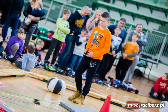Zdjęcie w galerii na portalu naszraciborz.pl: Mistrzostwa Raciborza Aut Zdalnie Sterowanych w Arenie Rafako wiadomości z regionu