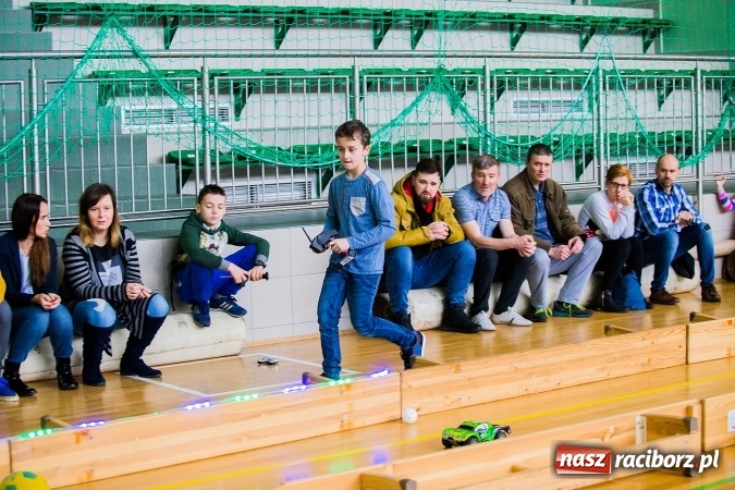 Zdjęcie w galerii na portalu naszraciborz.pl: Mistrzostwa Raciborza Aut Zdalnie Sterowanych w Arenie Rafako wiadomości z regionu