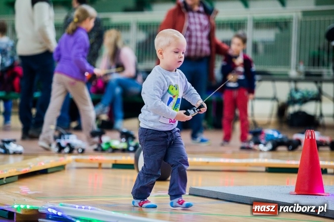 Zdjęcie w galerii na portalu naszraciborz.pl: Mistrzostwa Raciborza Aut Zdalnie Sterowanych w Arenie Rafako wiadomości z regionu