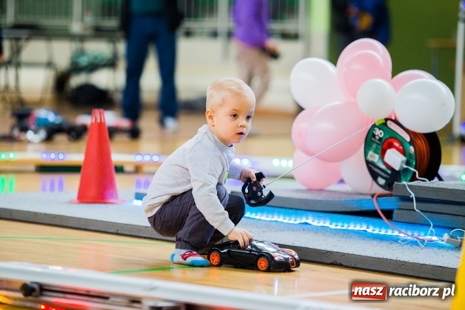 Zdjęcie w galerii na portalu naszraciborz.pl: Mistrzostwa Raciborza Aut Zdalnie Sterowanych w Arenie Rafako wiadomości z regionu