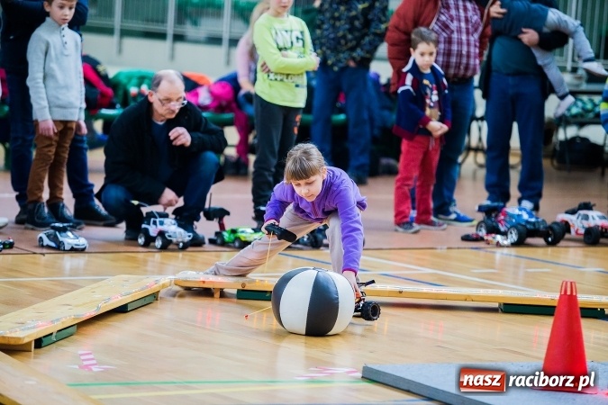 Zdjęcie w galerii na portalu naszraciborz.pl: Mistrzostwa Raciborza Aut Zdalnie Sterowanych w Arenie Rafako wiadomości z regionu